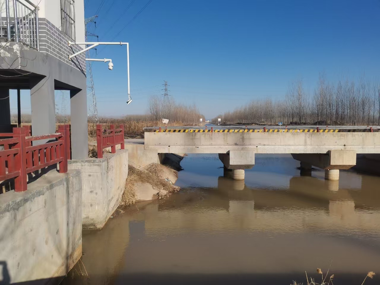 东阿县郭口灌区:小麦喝返青水正“酣”(图2) 东阿县郭口灌区:小麦喝返青水正“酣”(图2)